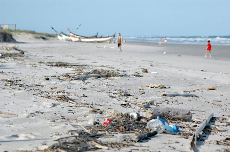 Areia pode ser mais contaminada que o mar, por reunir restos de alimentos e temperatura e umidade ideais para a proliferação de micro-organismos | Sandra Terenea