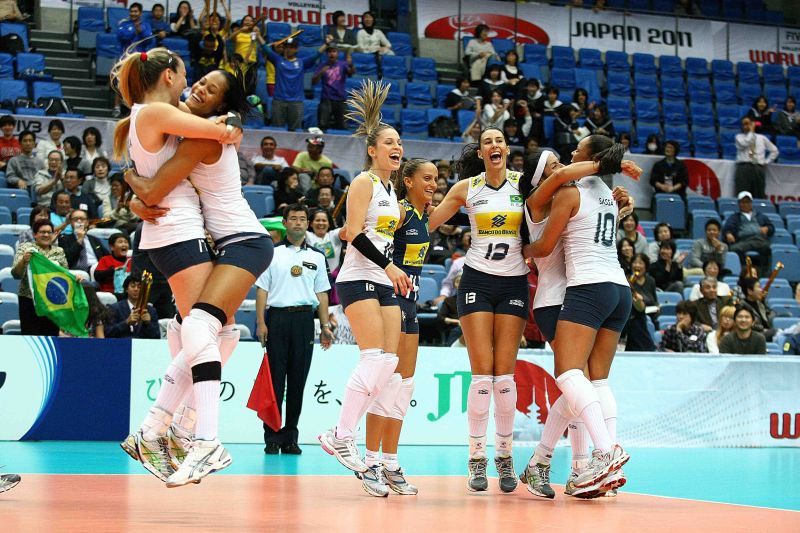 Brasileiras comemoram vitória sobre a Sérvia de virada na Copa do Mundo | Divulgação/FIVB