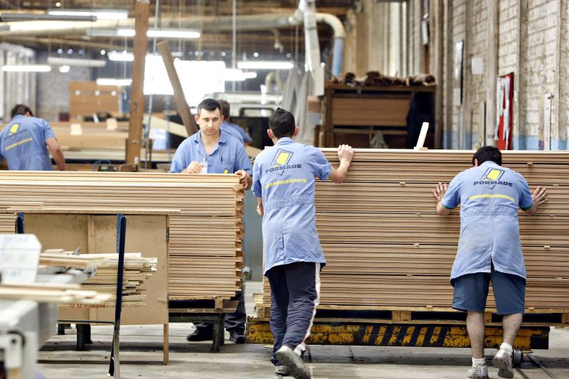 Operários em fábrica em União da Vitória: crescimento nos salários em 2012 deve estimular a economia e pressionar inflação | Daniel Castellano/ Gazeta do Povo