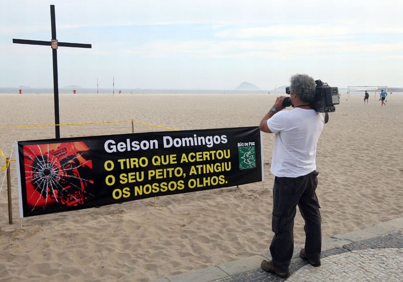 Em Copacabana, a ONG Rio de Paz prestou uma homenagem ao cinegrafista | Fabio Motta/AE