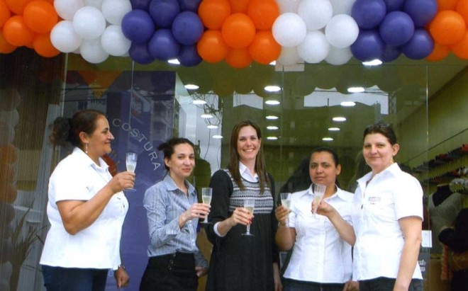 Na abertura da loja 5àFil, quarta-feira, em Curitiba, a franqueada Rafaela Fernandes Stall, terceira da esquerda para a direita, troca brindes com a treinadora Carol Lobato, de camisa azul de listras, vindo de São Paulo, e com as colaboradoras locais, de branco, Natália Burack, Aline Moraes e Ione Rocha | 
