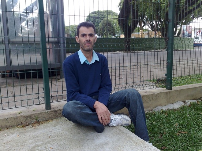 Reginaldo Bergamasco aguardava o sobrinho sair da prova para levá-lo à rodoviária. O candidato ainda enfrentaria mais nove horas de ônibus até Umuarama. | 