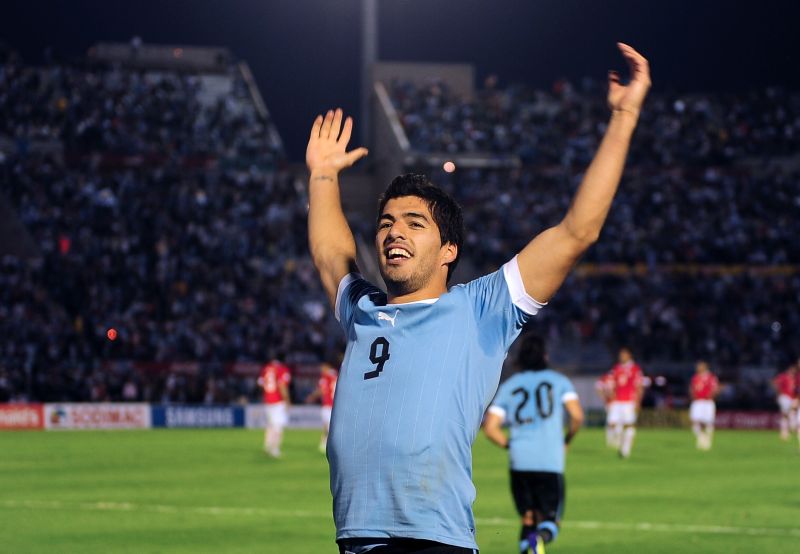 Luis Suárez marcou os quatro gols do Uruguai na goleada sobre o Chile | AFP