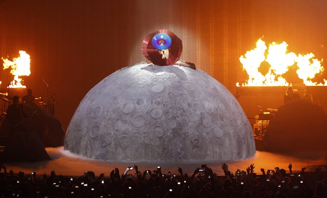 Efeitos especiais e acrobacias na apresentação de Lady Gaga. |