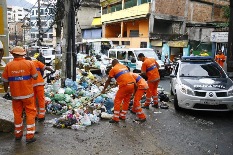 A Comlurb, responsável pela limpeza urbana, intensificou o trabalho na comunidade: a ordem é recolher o lixo acumulado | Pablo Jacob/Ag. O Globo