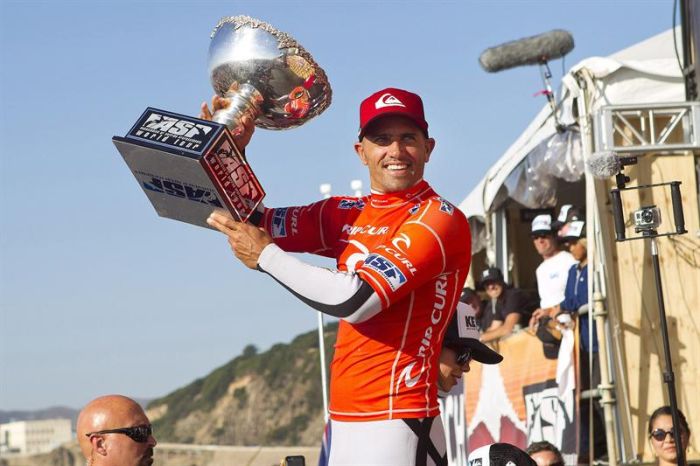 Kelly Slater com o troféu do Mundial de Surfe: aos 39 anos, lenda do surfe não fala em parar | EFE