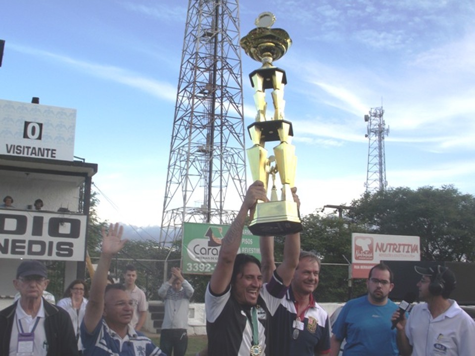 Internacional de Campo Largo conquista o Sul-Brasileiro Capitão Cristiano Ávalos levata a taça do Sul-Brasileiro de futebol amador | Futebolamador.com.br