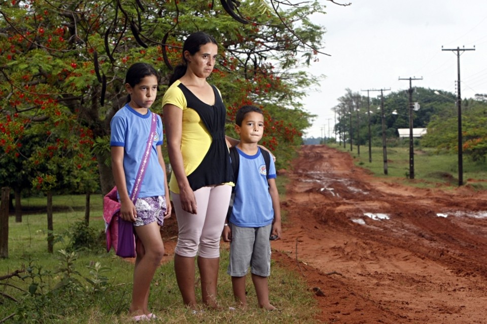 Sem transporte -Em dias de chuva forte, a Escola Municipal 9 de Maio, em Alto Paraíso, fica com as salas de aula quase vazias. Como a maioria dos alunos vem da zona rural, muitos não vão para a escola porque o ônibus não consegue buscá-los, devido às condições precárias das estradas. Ana Carolina dos Santos, de 10 anos, e Maicon Lins dos Santos, de 5, são dois desses alunos. Eles moram na comunidade de Jerusalém, a sete quilômetros da cidade. Só depois que o tempo seca que o ônibus volta a passar, diz a mãe das crianças, Marilza Reis dos Santos | Fotos: Albari Rosa/ Gazeta do Povo