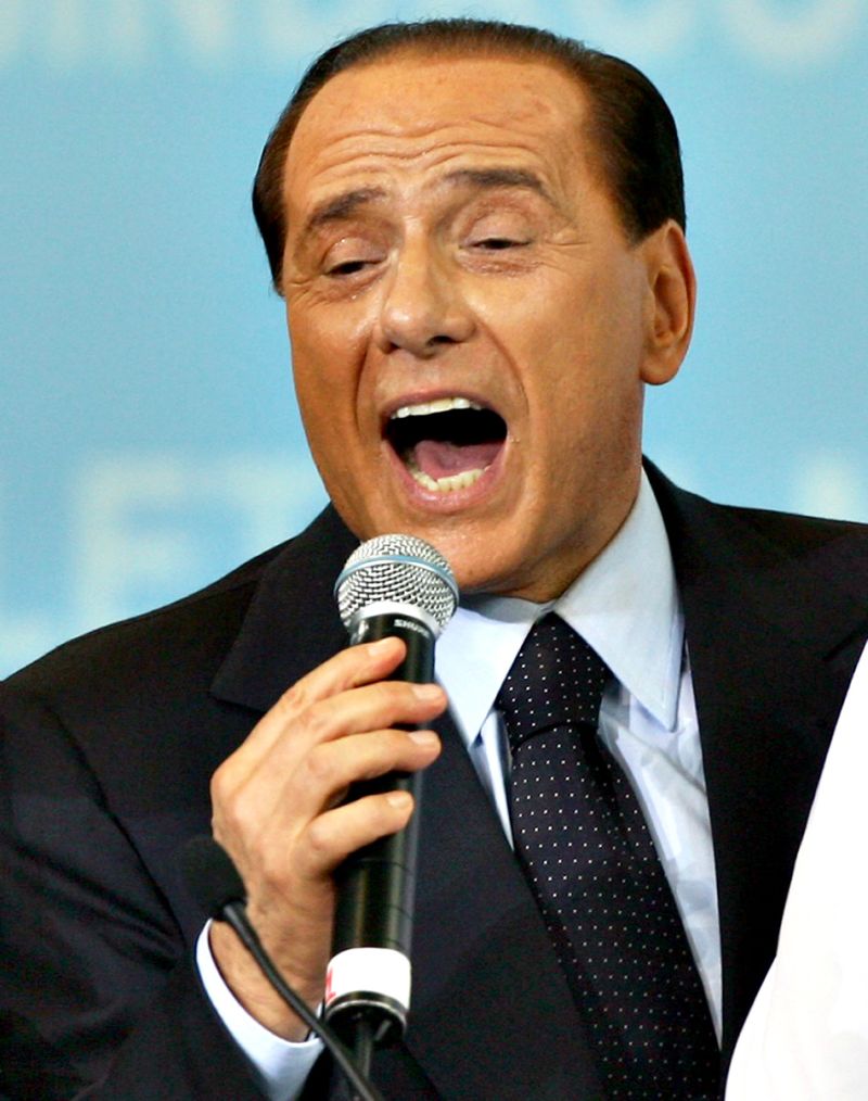 Longe do poder, Berlusconi busca se aventurar como compositor | AFP