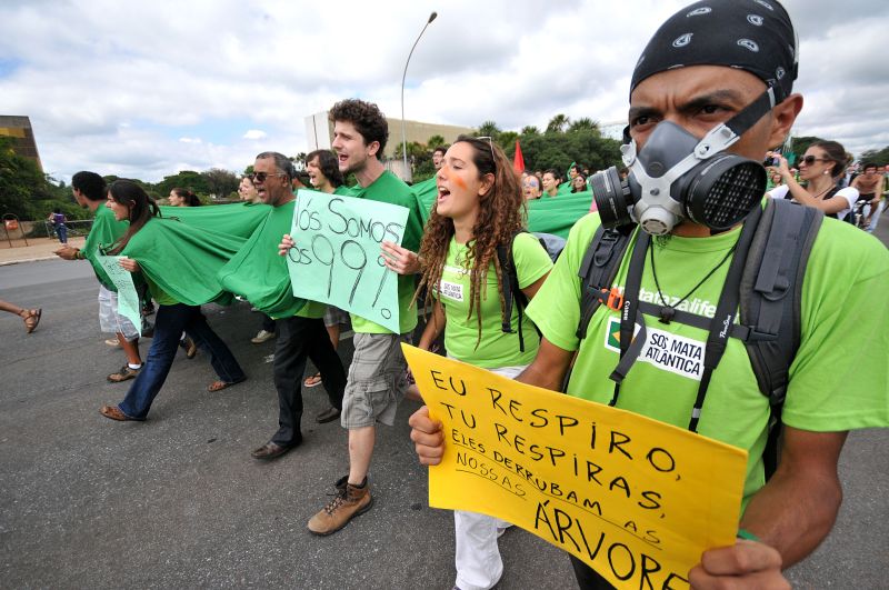 Dezenas de pessoas protestaram em frente ao Palácio do Planalto contra o projeto em tramitação no Congresso | AFP PHOTO/PEDRO LADEIRA