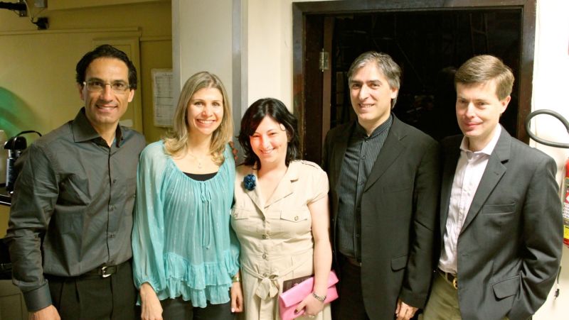 O concerto da Orquestra Sinfônica do Paraná, domingo, em comemoração a um ano da marca GRPCom, foi sucesso de público, com mais de 2 mil pessoas na plateia. Na foto, o pianista Alvaro Siviero; Milena Seabra, diretora de Marketing Corporativo do GRPCom; Sandra Gonçalves, diretora de Redação da Gazeta do Povo; o maestro da OSP, Osvaldo Ferreira, e Guilherme Cunha Pereira, vice-presidente do GRPCom | Diogo Wendland