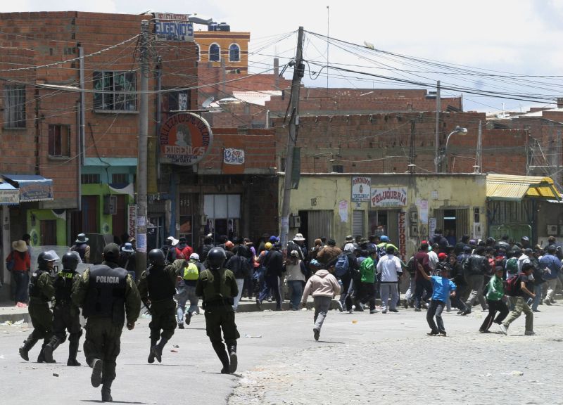 Cerca de 20 pessoas ficaram feridas no confronto com a polícia em El Alto, na Bolívia | Gaston Brito/Reuters