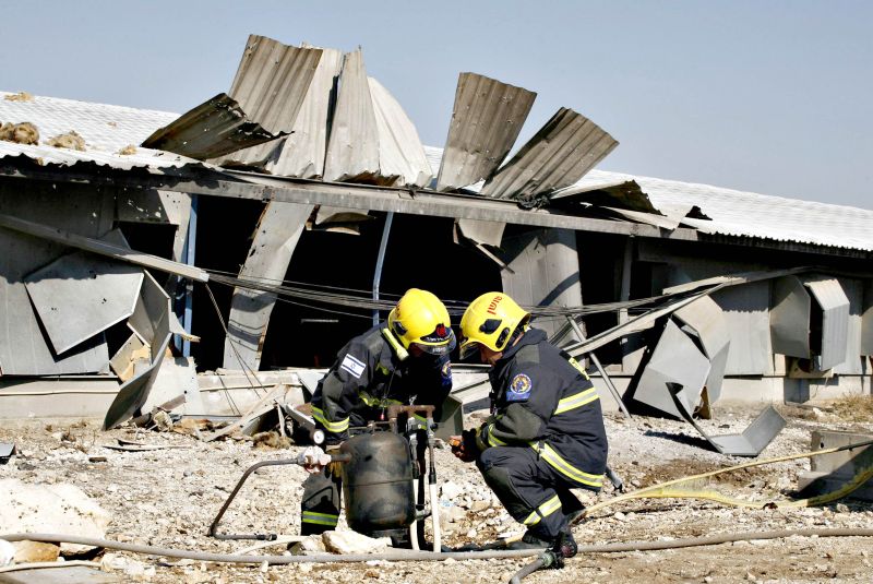 Bombeiros israelenses examinam local de explosão de foguete na Galileia | Baz Ratner/Reuters
