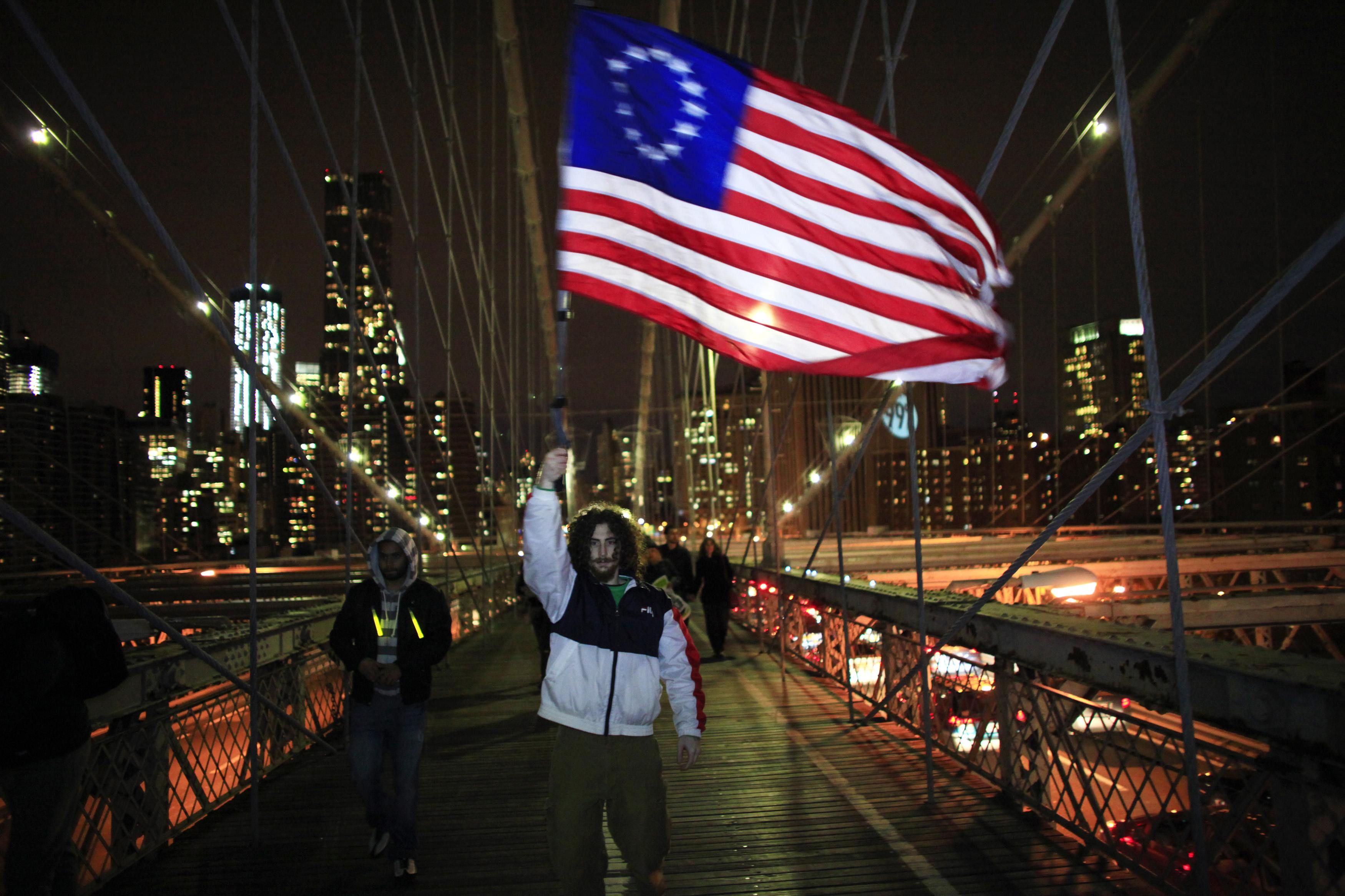 Protestantes ocupam a ponte de Brooklyn, em Nova York | REUTERS/Eduardo Munoz
