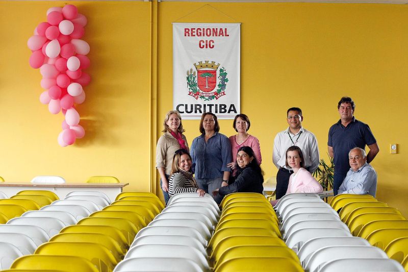 José Dirceu de Matos (sentado, à direita) e a equipe que administra a CIC: bairro de 172 mil pessoas é campeão em participação popular. Ao lado de Matos, da direita para a esquerda: Caroline Krebsbach (Saúde); Rosine Lopes (Trabalho); e Dione Maria Oliveira dos Santos (Conselho Tutelar). Em pé, na mesma ordem, Guatemozin de Oliveira Santos (Esporte e Lazer); Adriano Laurindo (Educação); Solange de Fátima Ilivinski (FAS); Vanilda Arndt (Finanças); e Carla de Fátima Chandelier (Urbanismo) | Daniel Castellano/Gazeta do Povo