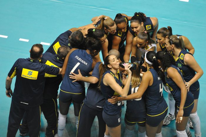 Elenco brasileiro se cumprimenta antes da derrota para o Japão por 3 sets a 0 | FIVB/ Divulgação