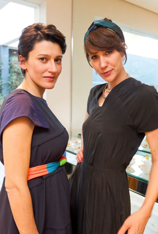 Comemoração badalada -O Espaço Cincopontoum, das empresárias Michelle Jamur, da Namix e Adriana Soares, da Via Volare, comemorou dois anos com badalado evento para clientes e amigas, assinado por Marcos Soares. Destaque para a presença da designer de moda Paola Orleans e Bragança que, ao lado da sócia Dedé Bevilacqua (com ela na foto) e da também sócia Daniela Cury, lançou novas peças da coleção de verão |
