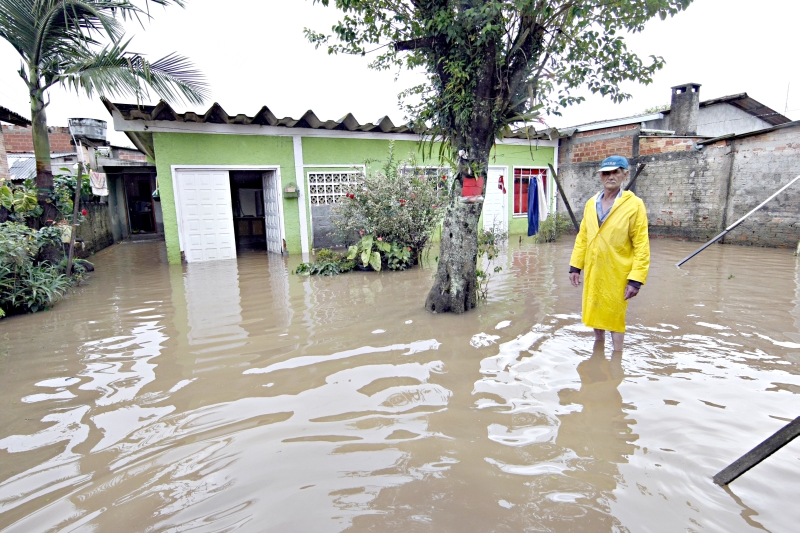 No Jardim Tropical, em Piraquara, são constantes as enchentes do Rio Palmital | Albari Rosa/Arquivo/Gazeta do Povo
