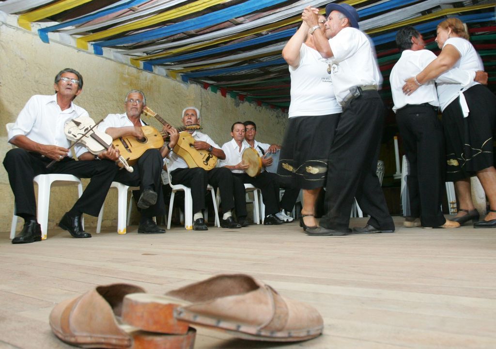Tamancos em destaque no fandango, dança típica caiçara | Daniel Castellano/ Gazeta do Povo