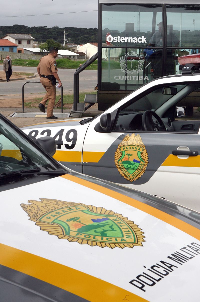 Policiamento na Vila Osternack, periferia de Curitiba: promessa de que o dinheiro das taxas do Detran irá para a segurança é verbal | Hedeson Alves/Arquivo/ Gazeta do Povo