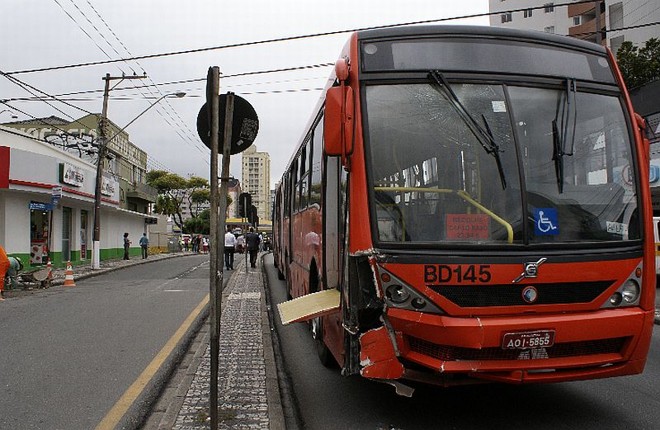 O ônibus, segundo a Urbs, não chegou a sair da canaleta | 