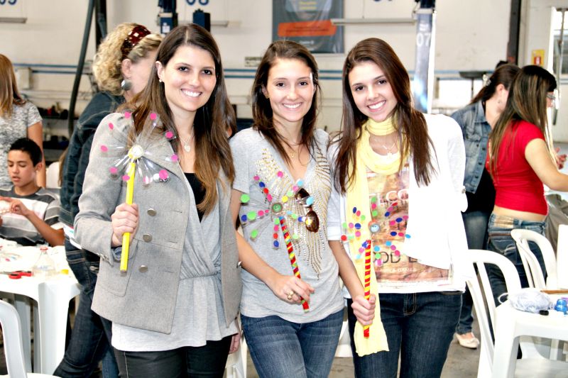 Thábata Gulin Guarinello, Giovanna Gulin Guarinello e Pamella Gulin Guarinello, membros do Conselho de Herdeiros do Grupo Noster, representaram a família na festa realizada no fim de semana na Copava. Foram distribuídos para crianças os brinquedos feitos de garrafas pet, recolhidas nas empresas do grupo, em oficinas ministradas pelo artesão João do Lixo, arte-reciclador nacionalmente reconhecido | Rafael Cotait