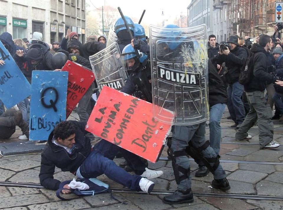 A polícia reagiu aos estudantes com cassetetes. Um jornalista foi ferido por um fogo de artifício | EFE/MATTEO BAZZI