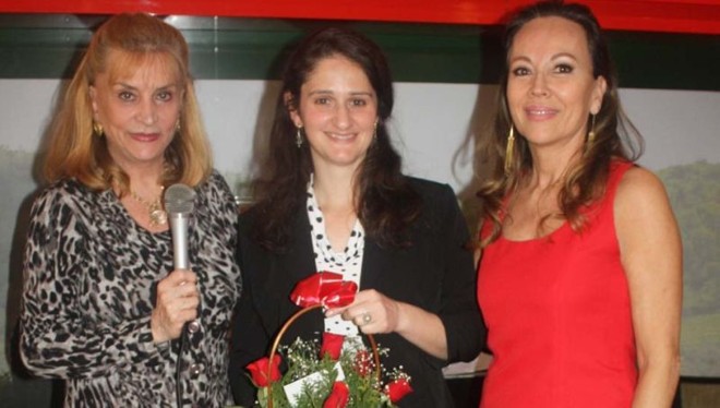 Almoço concorrido- Em recente almoço promovido pela Associação de Mulheres de Negócios, a presença de Lylian Vargas, da enóloga Sandra Zottis, que proferiu aplaudida palestra sobre vinhos, e Analzira Carneiro | 