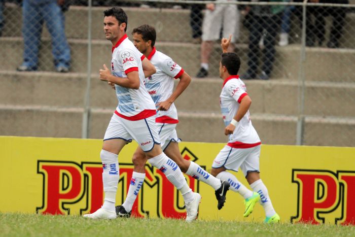 Dinélson vai comemorar com a torcida o segundo gol do Tricolor contra o Guarani: meia é o organizador do time | Walter Alves/ Agência de Notícias Gazeta do Povo