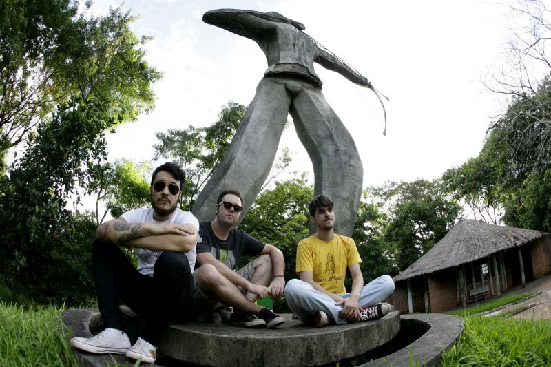 De Verdade, primeiro disco da banda Nevilton, foi gravado com a formação que aparece na foto acima. Quando Nevilton e Tiago se mudaram para São Paulo, o baterista Flippi Stipp passou a substituir Éder Chapolla (à esq.) | Ivan Amorin/Gazeta do Povo