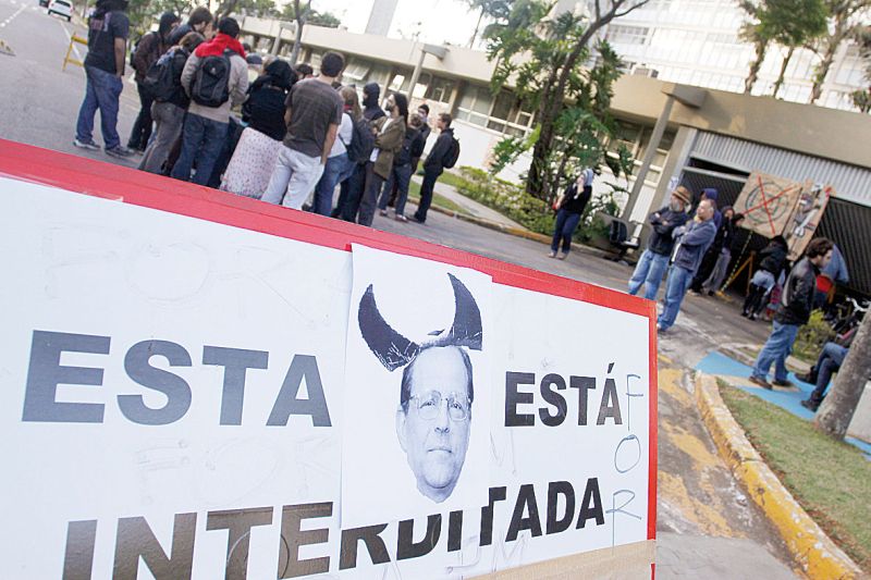 Barricadas foram montadas em frente do edifício para impedir entrada de veículos | Rahel Patrasso/Folhapress