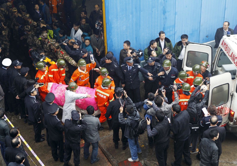 Bombeiros chineses resgatam mineiros soterrados em Yima | CHINA OUT AFP PHOTO