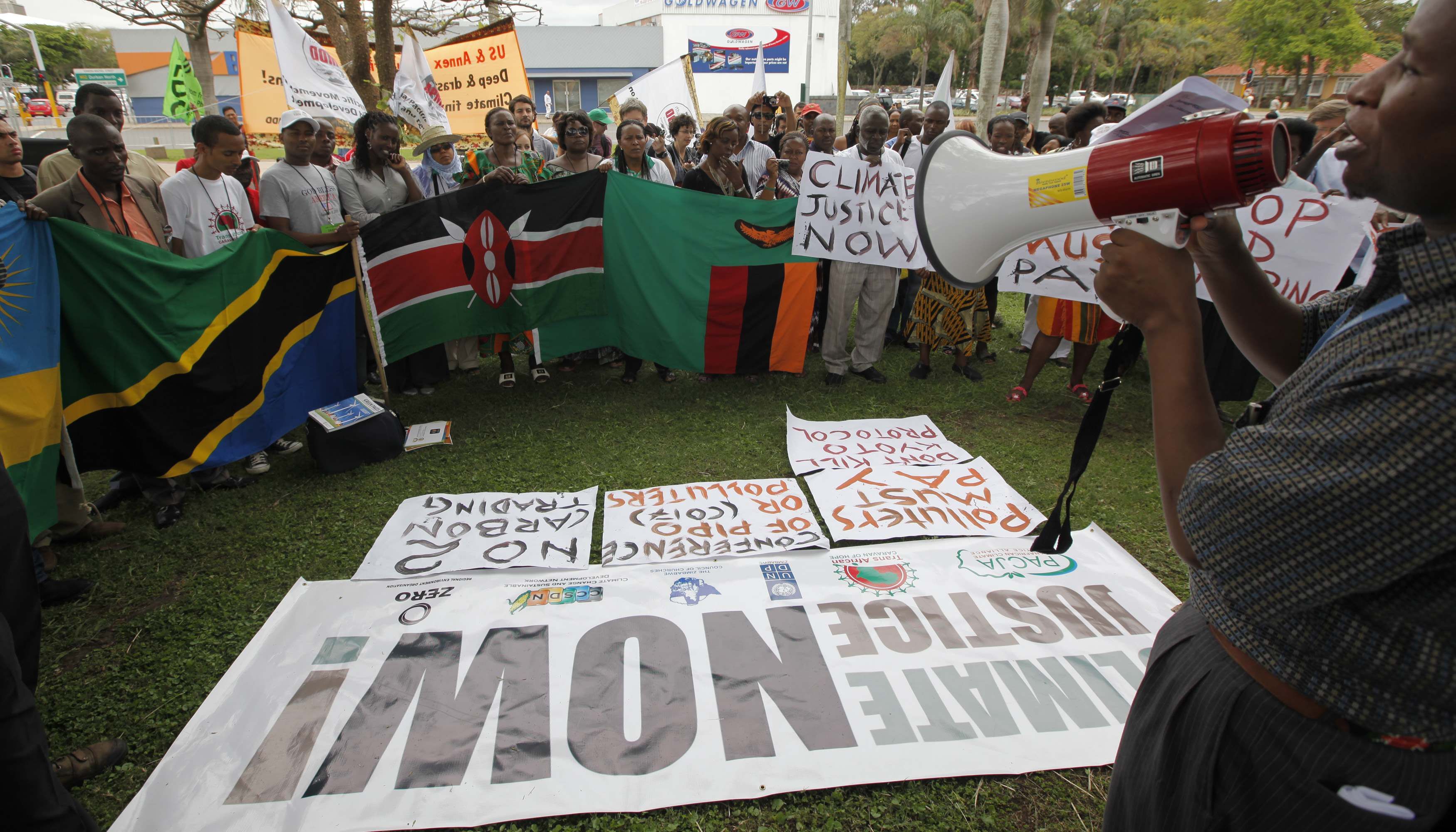 Ativistas ambientais fazem demosntração do lado de fora de centro de convenções onde acontece a conferência da ONU, na África do Sul | REUTERS/Mike Hutchings