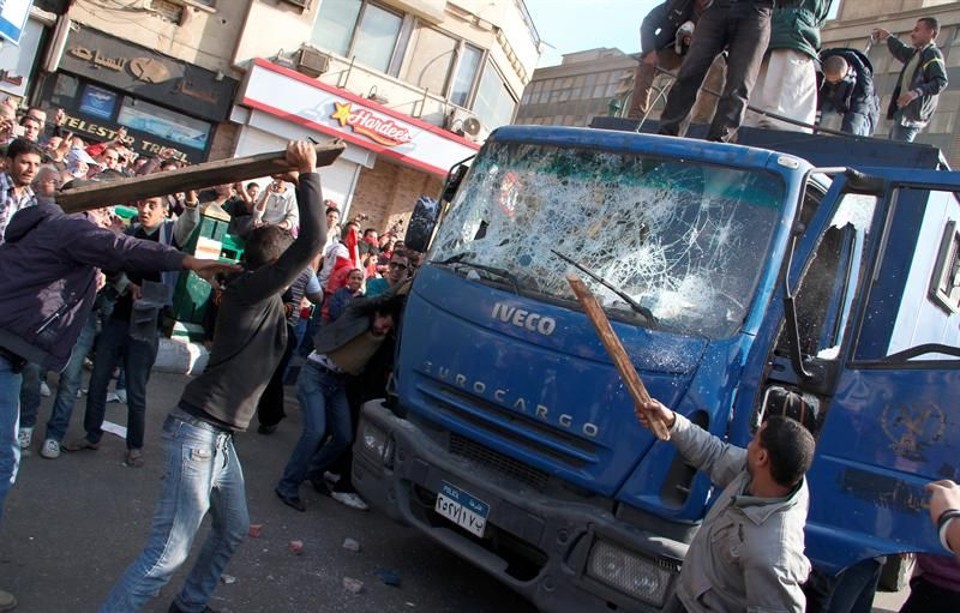 Confronto entre manifestantes e polícia deixou centenas de feridos | Ahmed Khaled/EFE