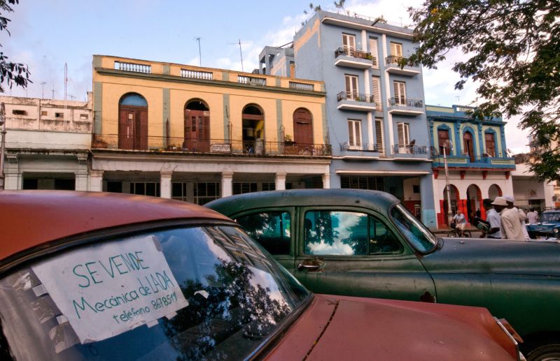 Carro à venda em Havana. Governo comunista liberou vários negócios no país na tentativa de reerguer a debilitada economia da ilha | AFP