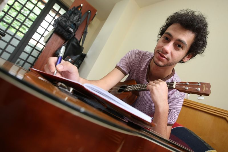 O libriano Fressato já está preparando o disco solo: o tiozinho da esquina ou a Ivete Sangalo podem ficar à vontade se quiserem tocar suas composições | Ivonaldo Alexandre/ Gazeta do Povo