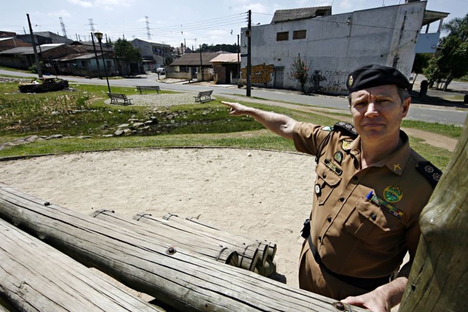 O coronel Roberson Bondaruck observa que o abandono de uma praça na Vila Verde, na CIC, é uma oportunidade para a instalação do crime na área | Felipe Rosa/ Gazeta do Povo