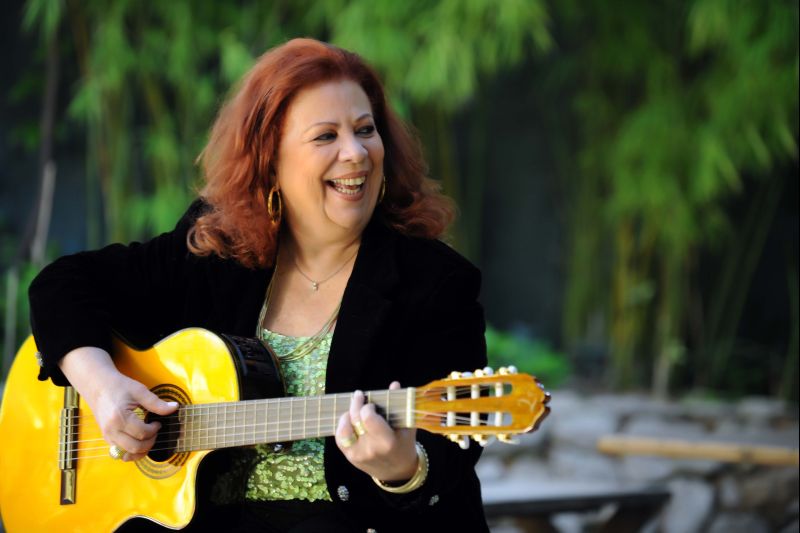 O samba parece bolsa de valores. Às vezes está em alta, às vezes em baixa. Mas está aí sempre, porque ele é a vanguarda do Brasil. É a crônica do dia a dia do povo brasileiro e está sempre atual.Beth Carvalho, a madrinha do Samba | Washington Possato/Divulgação