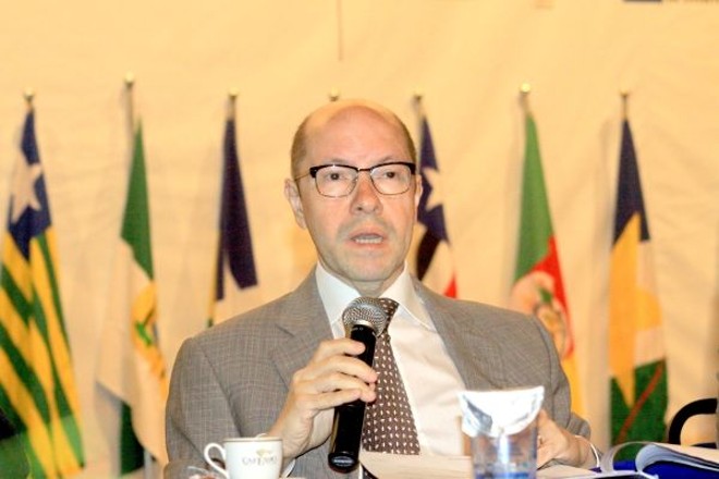 O senador Demóstenes Torres falou da importância da luta contra o racismo: