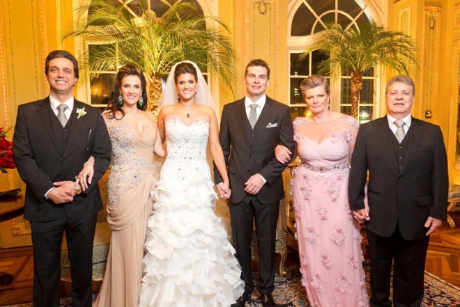 CASAMENTO ELEGANTE- Um dos mais belos casamentos da temporada, a união de Alice Abujamra e João Paulo Nicolodi aconteceu no Castelo do Batel, na última semana, reunindo cerca de 600 convidados no ambiente decorado com muita sofisticação por Dado Dantas e Ilse Lambach. Na foto, os noivos, ladeados pelos pais dela, Astrid e José Maria Abujamra, ele presidente do Grupo Mabu e dos pais dele, Adenis e Valentim Nicolodi |