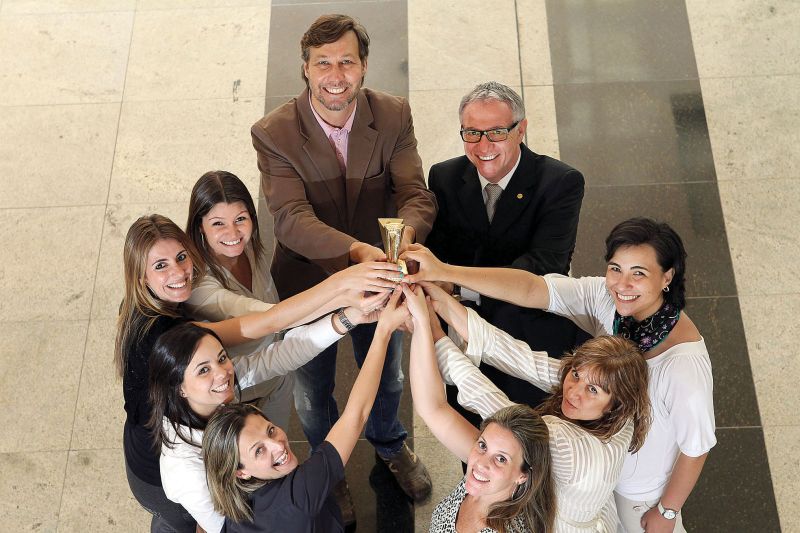 A equipe de Comunicação da Fiep comemora com o presidente da entidade, Edson Campagnolo, a conquista do Prêmio Aberje Nacional 2011, na categoria Comunicação e Relacionamento com a Sociedade. Na foto: Edson Campagnolo e o gestor de Comunicação, Ike Weber, com Silvia Fernandes, Juliana Scheller, Raquel Cicarelli, Fabiana Skrobot, Adriana Brandão, Solange Patrício e Fabiana Pires | Gilson Abreu