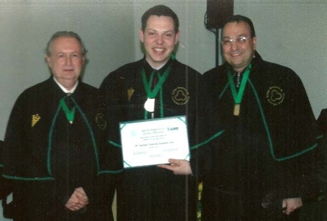 Destaque na medicina- O jovem médico Saturnino Ribeiro do Nascimento Neto tomou posse como membro titular do Colégio Brasileiro de Cirurgia do Aparelho Digestivo (CBCD), durante o 38.° Curso de Atualização em Cirurgia do Aparelho Digestivo e Coloproctologia, que aconteceu em São Paulo. O médico, filho dos amigos Gilda (Cortezzi) e Américo Nascimento, foi cumprimentado pelo presidente da comissão de pós-graduação do CBCD, dr. Bruno Zilberstein e pelo dr. Cláudio Bresciani | 