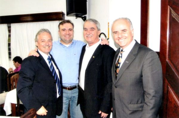 FESTA-SURPRESA- O deputado Ney Leprevost comemorou 38 anos com festa-surpresa, realizada na Associação dos Servidores da Polícia Federal. Entre os presentes, o secretário especial da Copa, Mário Celso Cunha, o vereador Aldemir Manfron e o presidente do Lactec, Omar Sabagg, que abraçam o aniversariante na foto |