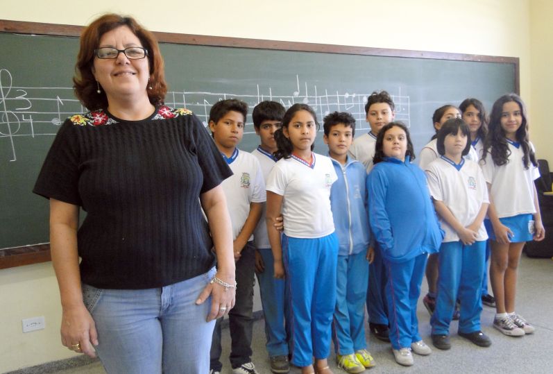 A professora Jucimara Rodrigues Blankenburz, com alunos da Escola Municipal Castello Branco, em Paranaguá: extra é reconhecimento pelos resultados alcançados | Arquivo/ Gazeta do Povo