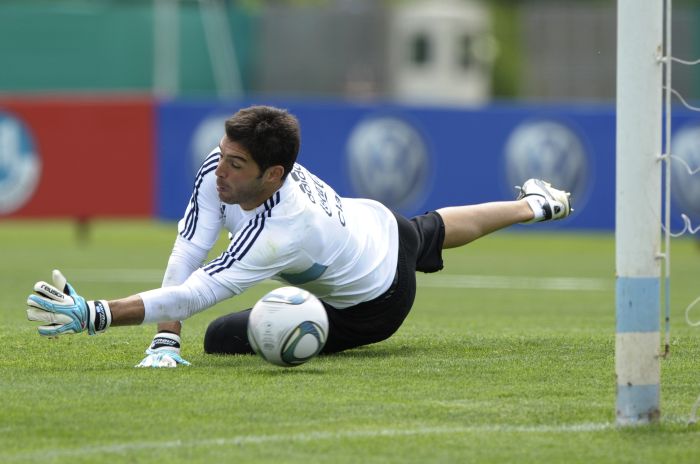 O goleiro argentino Andujar não consegue defender a bola em treino da seleção antes do duelo com a Bolívia | Juan Mabromata/ AFP
