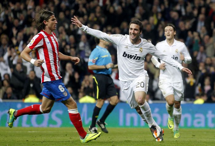 Argentino Higuain comemora gol do Real na vitória sobre Atlético de Madrid | Reuters