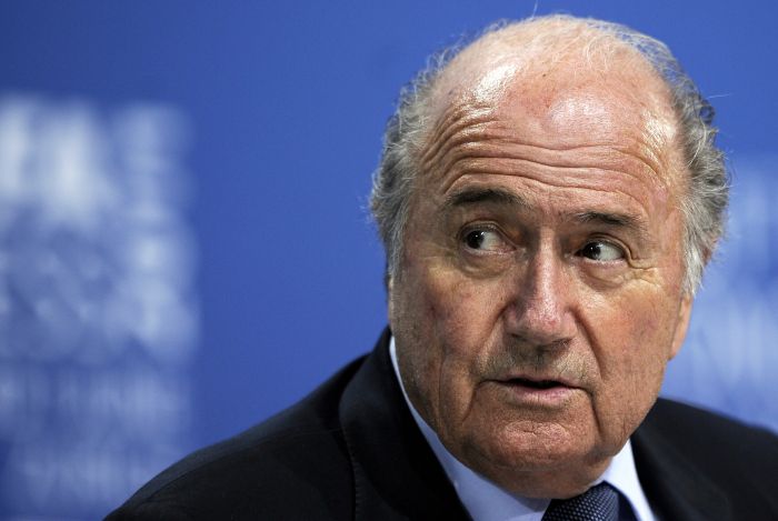 Joseph Blatter admitiu ter sido infeliz ao pedir que ofensas racistas em campo fossem resolvidas com "aperto de mão" | Fabrice Coffrini/ AFP