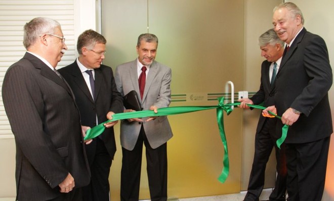 Os médicos Marco Antonio Caron, Luciano Saboia, João Batista Neiva (da esq. para a dir.), Pedro Caron e José Carlos Gasparin Pereira (à dir.) inauguraram na última segunda-feira a Clinirad, nova unidade de radioterapia do Hospital Angelina Caron, na Rua Dr. Roberto Barrozo, no Bom Retiro. A clínica trouxe para Curitiba o aparelho Elekta Synergy, fabricado na Inglaterra, único em operação na América Latina |