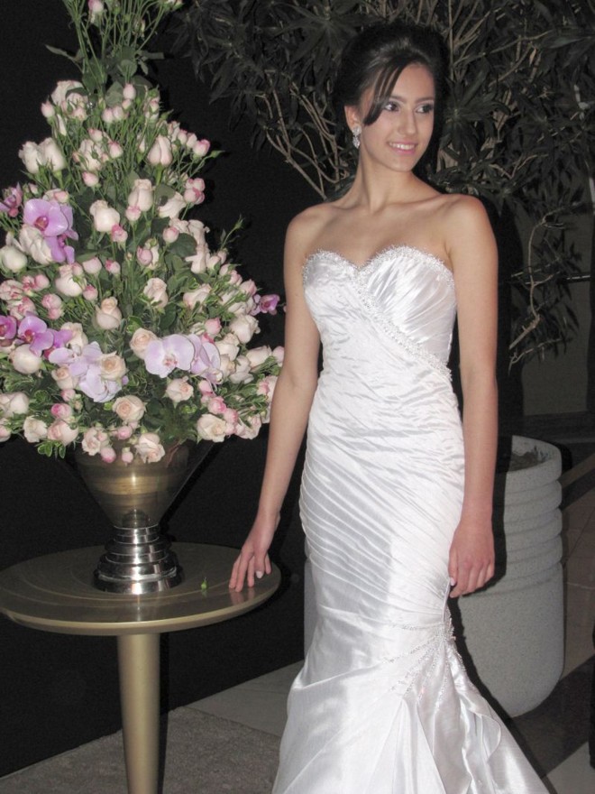 Debutante- Vitória Girardi Mansur, filha de Virgínia e Deodato Mansur, foi uma das belas debutantes do Clube Curitibano na temporada. A jovem é neta do Prof. Dinarte José Giraldi, no Hospital de Clínicas, e usou modelo criado por Edson Eddel |