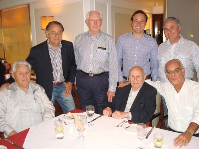 O empresário Leônidas Borio (ao centro, sentado), fundador da Paraná Equipamentos, foi homenageado com um almoço surpresa na quinta-feira, no Business Club. A mesa era composta por Carlos Muradas (primeiro à esq., sentado); José Eduardo Alves Ferreira, Maurício Schulman, Alexandre Caiado e seu pai Roberto Caiado (estes em pé, da esq. para a dir.) e o embaixador Jório Dauster (à esq. de Borio), que veio do Rio de Janeiro especialmente para o encontro |